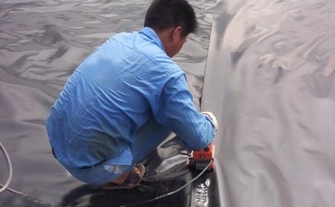 中瑞环保让利500万成本价供给hdpe土工膜驰援抗